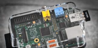 Raspberry Pi w przezroczystej obudowie, zbliżenie na płytę główną