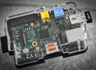 Raspberry Pi w przezroczystej obudowie, zbliżenie na płytę główną