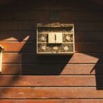 Jak zbudować domek dla owadów pożytecznych z kawałków drewna i cegieł