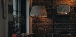 Przytulny salon w stylu vintage z miękkim świat