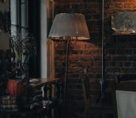 Lampa z tektury falistej DIY – jak wyciąć i złożyć efektowny klosz Przytulny salon w stylu vintage z miękkim świat