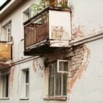 Pęknięcia na betonowym balkonie – czym je wypełnić przed malowaniem i hydroizolacją?