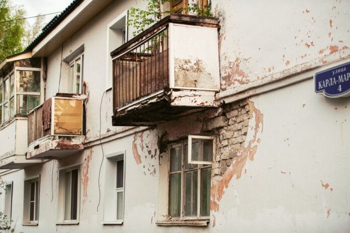 Pęknięcia na betonowym balkonie – czym je wypełnić przed malowaniem i hydroizolacją?