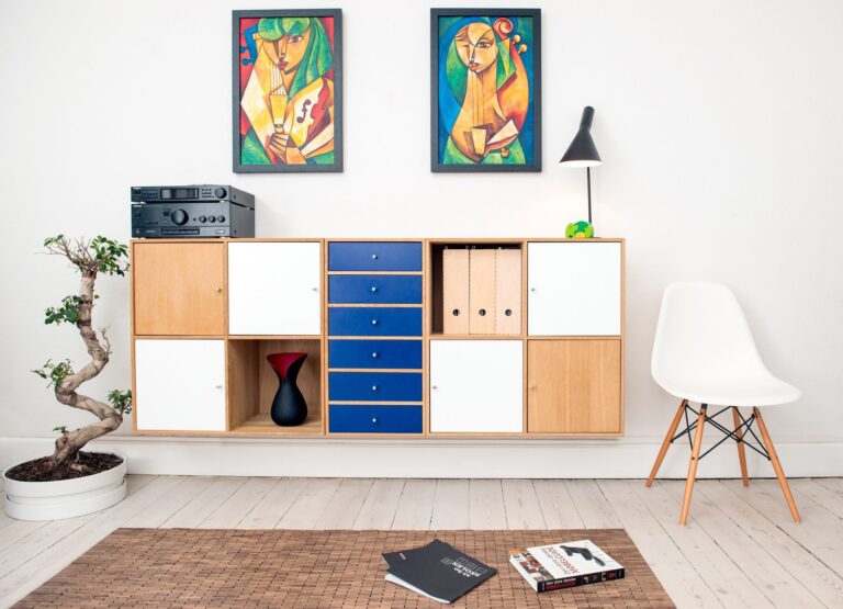 Nowoczesne wnętrze z kolorowym obrazem i designerskimi meblami