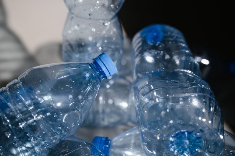 Zbliżenie na puste plastikowe butelki z kroplami wody do recyklingu